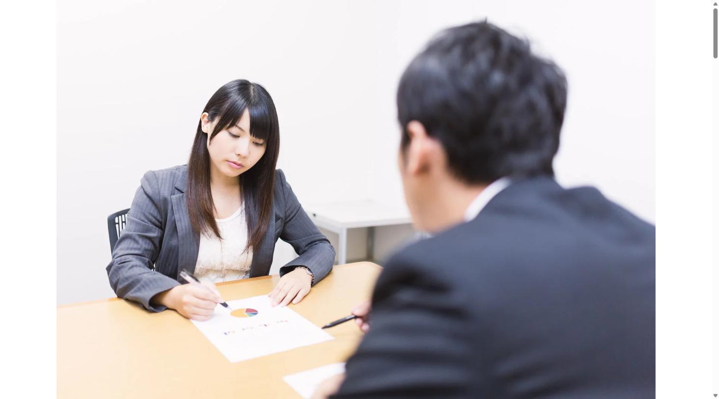 融資申請書類を前に相談する場面
