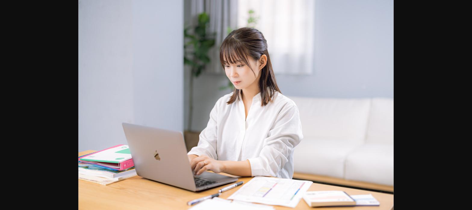 経費を入力するフリーランスの女性