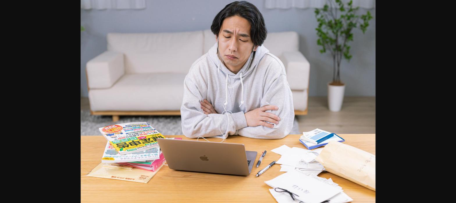 確定申告の書類に困惑する男性