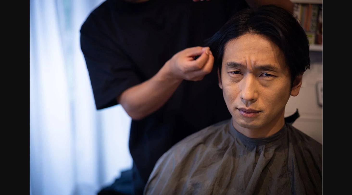 美容室でヘアセット中の男性