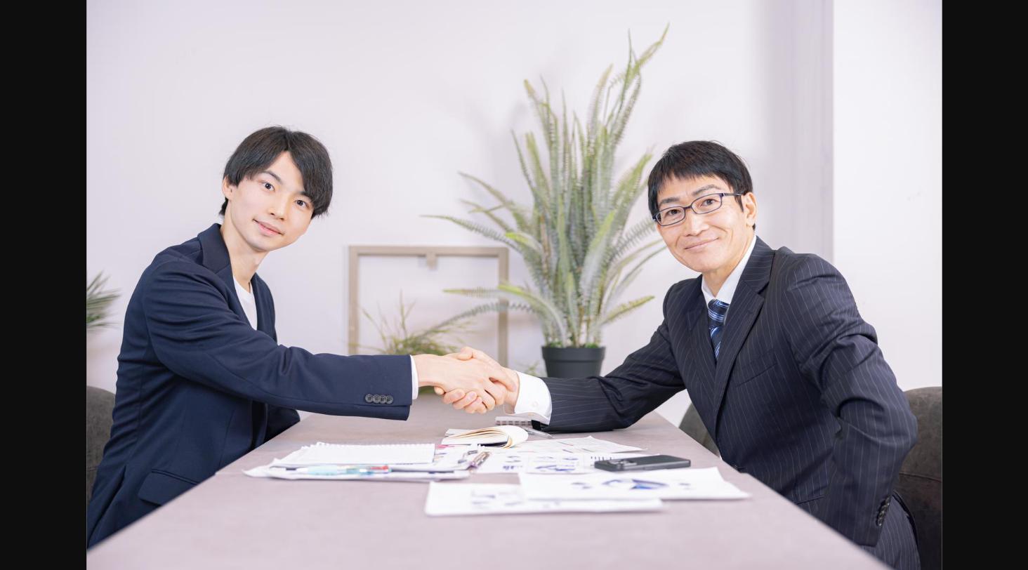 業務委託契約の締結イメージ・握手するビジネスマン
